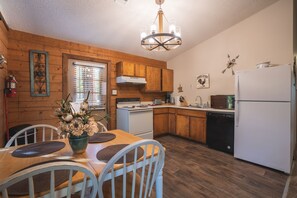 Frigorífico, horno, placa de cocina y cafetera o tetera