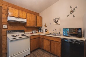 Kühlschrank, Ofen, Herdplatte, Wasserkocher mit Kaffee-/Teezubehör