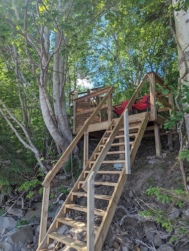 2-Bedroom Cottage On Lake Ainlsie Private Beach, Enjoy Fishing & Swimming.