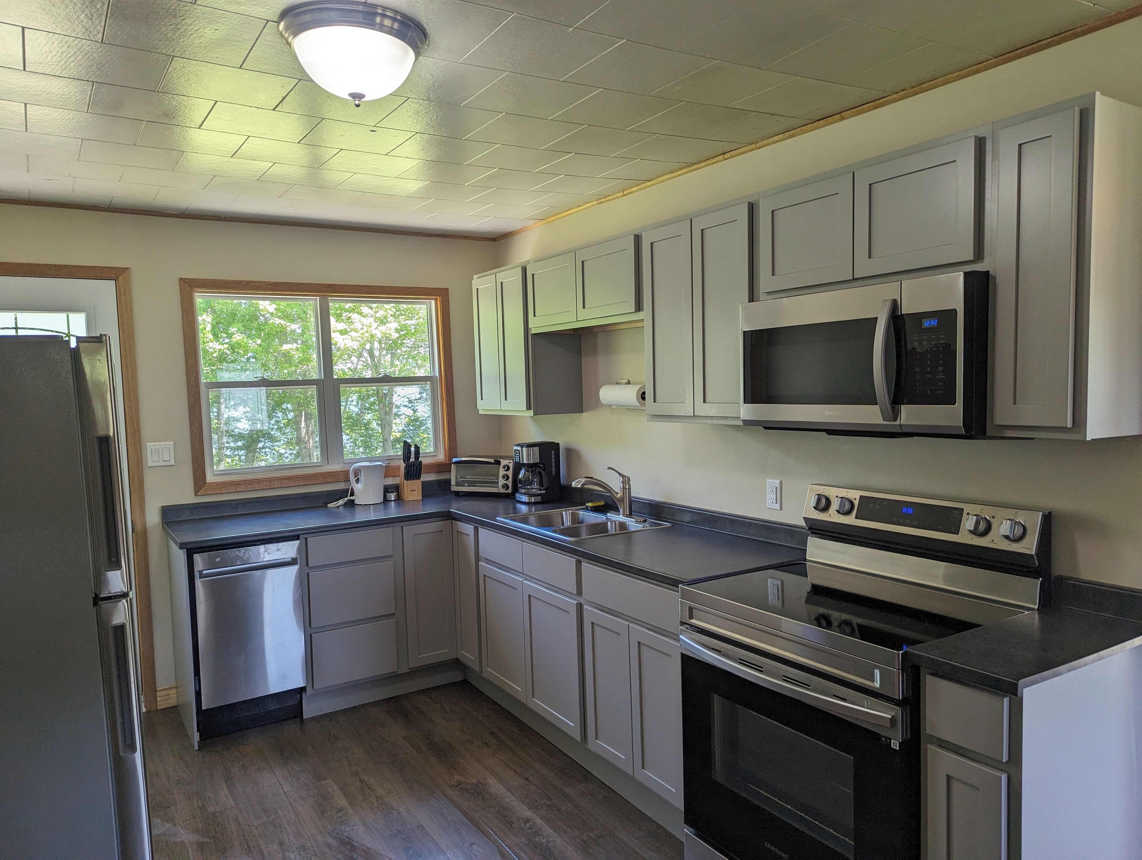 Refrigerador, microondas, horno y parrilla de estufa 