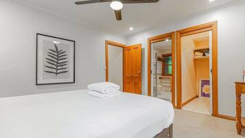 4 bedrooms, desk, iron/ironing board, WiFi (free)