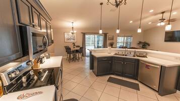 Frigorífico, microondas, horno y placa de cocina