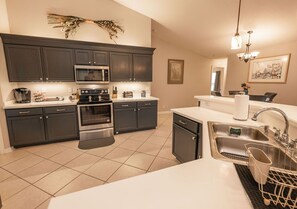 Fridge, microwave, oven, stovetop - Heated Salt Water Pool Home- Sleeps 12- Putting Green (Port St. Lucie)