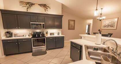 Heated Salt Water Pool Home- Sleeps 12- Putting Green