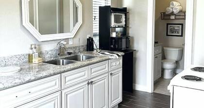 Quiet, Cozy Guesthouse with privacy