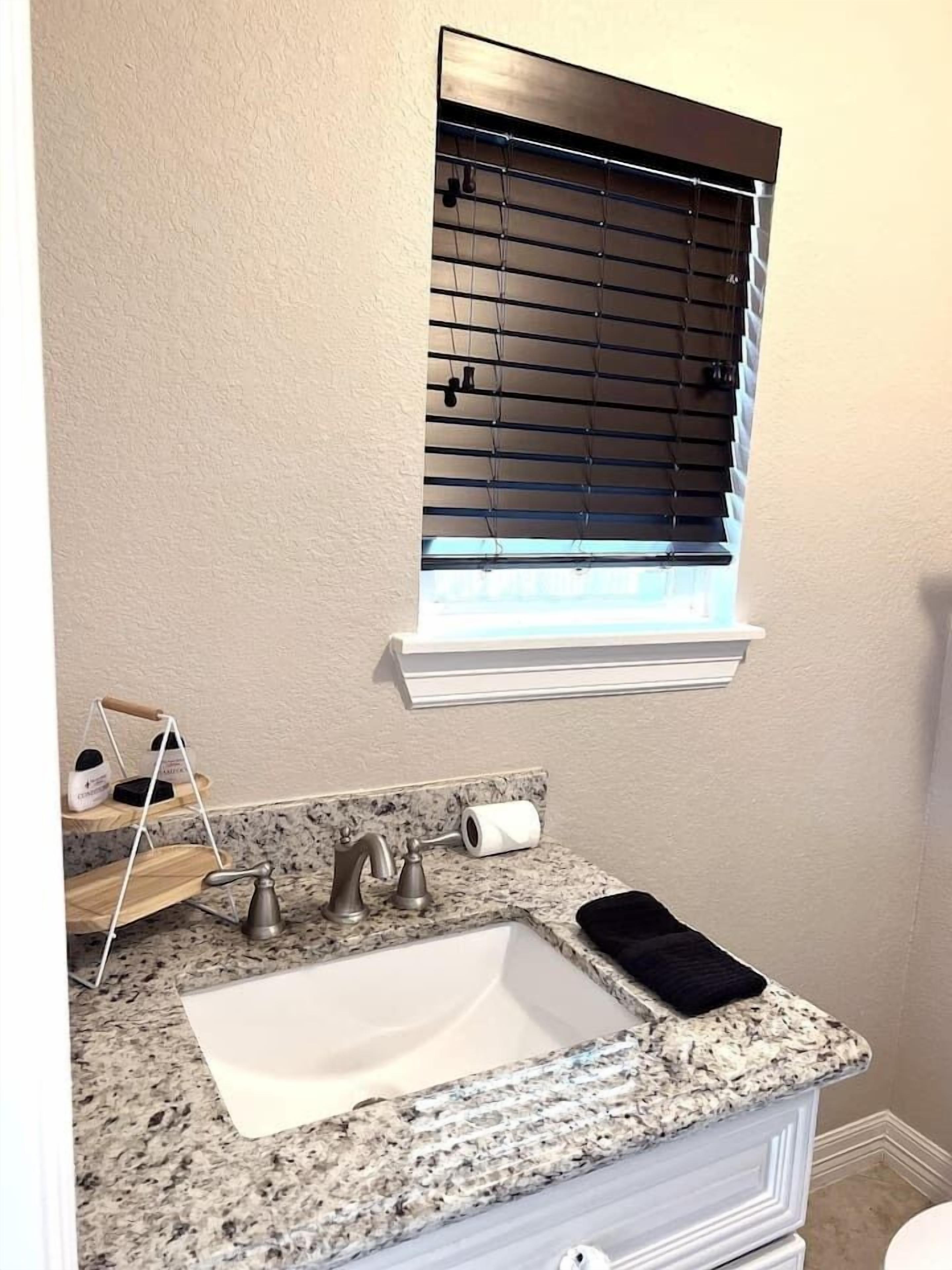 Dusj, hårføner, håndklær og såpe