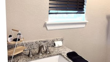 Dusj, hårføner, håndklær og såpe