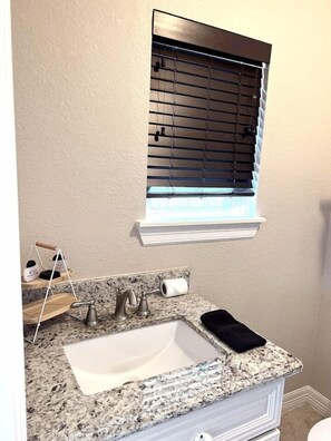 تجهيزات دش، مجففات شعر، مناشف، صابون