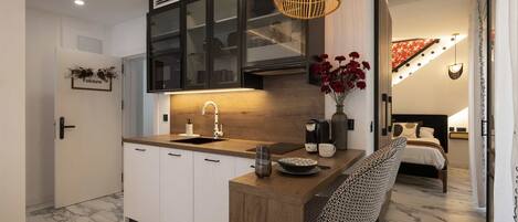 Réfrigérateur, micro-ondes, plaque de cuisson, lave-vaisselle