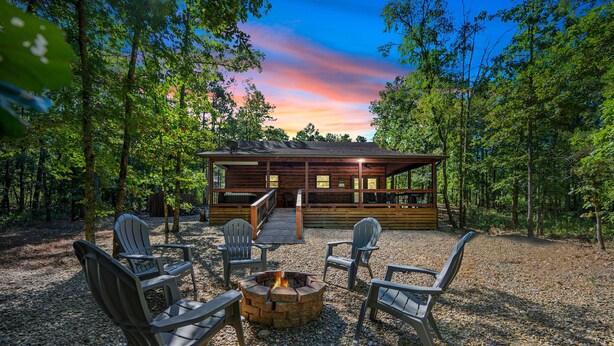 A cabin with a fire pit and outdoor seating. - 1 BR in Heart of Hochatown - 2 Min Walk to Putt-Putt (Broken Bow)