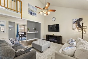 TV connectée, cheminée, livres