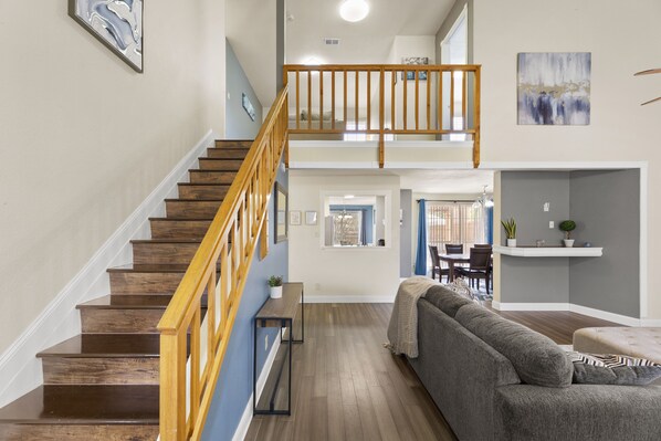 TV connectée, cheminée, livres