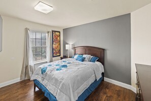 3 bedrooms, desk, iron/ironing board, free WiFi - Mid DFW Sanctuary for all your sporting adventures (Grand Prairie)