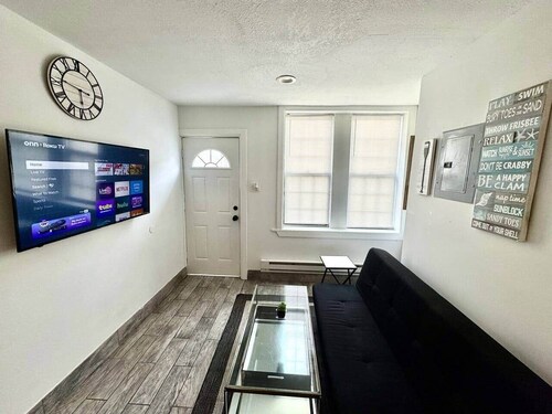 1 bed, kitchen & livingroom 1 block to beach, b1