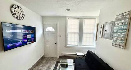 1 bed, kitchen & livingroom 1 block to beach, b1