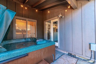 Beautiful | Hot Tub | Pet Friendly | Fenced