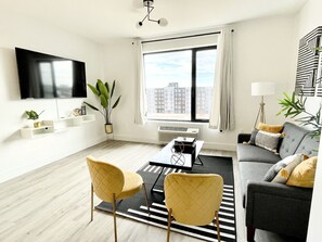 Smart TV - JAN 38% PROMO:King 1BR w/ Pool + Gym Near EWR (Elizabeth)