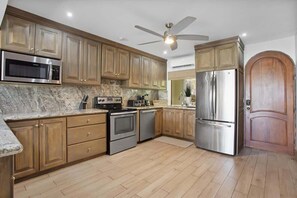 冷蔵庫、電子レンジ、オーブン、食器洗い機