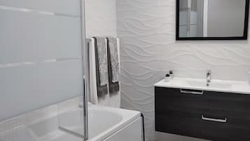 Duschwanne, Haartrockner, Bidet, Handtücher