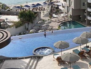 A heated pool - Infinity Suite With Jacuzzi (Cabo San Lucas)