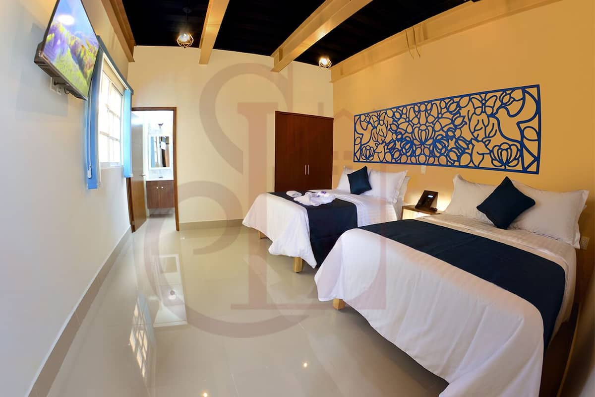 Habitación doble Deluxe, 2 camas Queen size, con acceso para personas discapacitadas, baño privado | Ropa de cama de alta calidad, edredón y camas Select Comfort