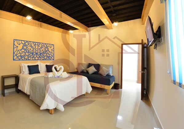 デラックス ルーム クイーンベッド 1 台 バリアフリー エンスイート | 高級寝具、羽毛の掛け布団、セレクト コンフォート製ベッド、WiFi (無料)