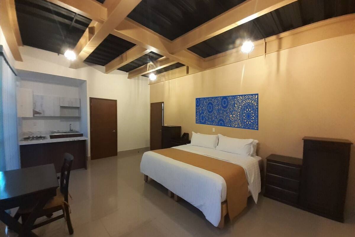 Suite estudio exclusiva, 1 cama King size, para no fumadores, vista a la montaña | Ropa de cama de alta calidad, edredón y camas Select Comfort