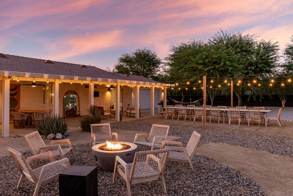 Outdoor dining - Desert Moon: Fenced Private Acre with Cowboy Pool, Spa, Sauna and Hammocks (Thousand Palms)
