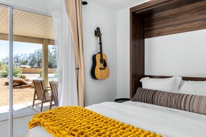 4 bedrooms, desk, iron/ironing board, free WiFi - Desert Moon: Fenced Private Acre with Cowboy Pool, Spa, Sauna and Hammocks (Thousand Palms)