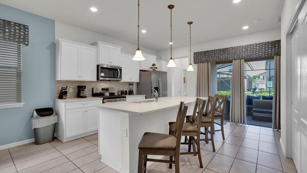 Réfrigérateur, four à micro-ondes, un four, surface de cuisson