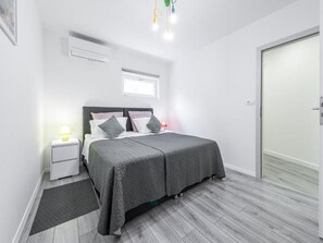 3 soverom, strykejern/-brett, internettilgang og sengetøy