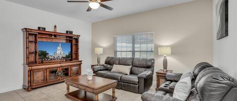 Télévision, lecteur de DVD, table de tennis de table