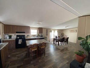 Private kitchen - 3/4 Acre DoubleWide Mobile Home 7 minutes To Circus of America (Del Valle)