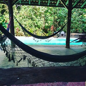 Una piscina al aire libre