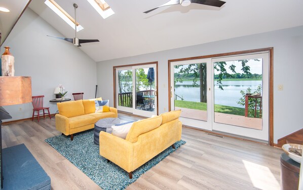 Smart TV, fireplace, books - Stylish Home on the Choptank River (with Tidal Beach) (Preston)