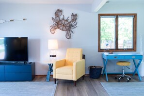 4 bedrooms, desk, iron/ironing board, travel cot - Stylish Home on the Choptank River (with Tidal Beach) (Preston)