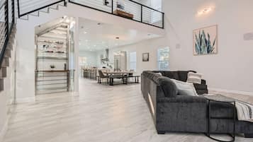 Smart TV, chimenea, futbolito y libros