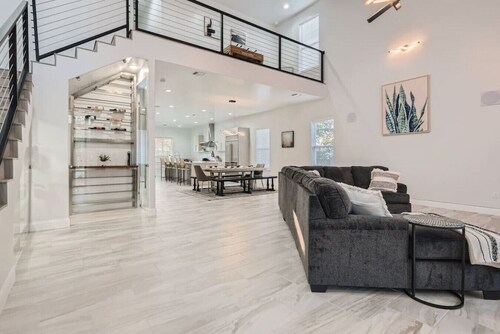 Central San Antonio High End Home Near Riverwalk + Downtown / 5BR / Pool