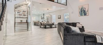 Central San Antonio High End Home Near Riverwalk + Downtown / 5BR / Pool