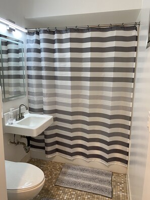 Ensemble douche/baignoire, serviettes fournies, savon, shampoing