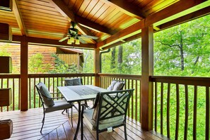 Outdoor dining - Great Cabin sleeps 8, New Furnishings, Loft w/ Arcade Games, Hot Tub & Fireplace (Sevierville)