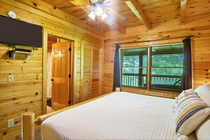 3 bedrooms, desk, iron/ironing board, free WiFi