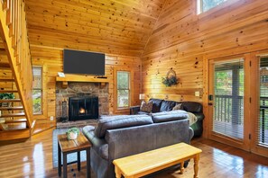 Smart TV, fireplace, video games - Great Cabin sleeps 8, New Furnishings, Loft w/ Arcade Games, Hot Tub & Fireplace (Sevierville)