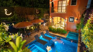 Piscina interna, espreguiçadeiras