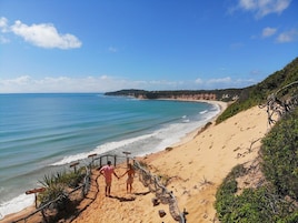 Ubicación cercana a la playa, arena blanca y 10 bares en la playa
