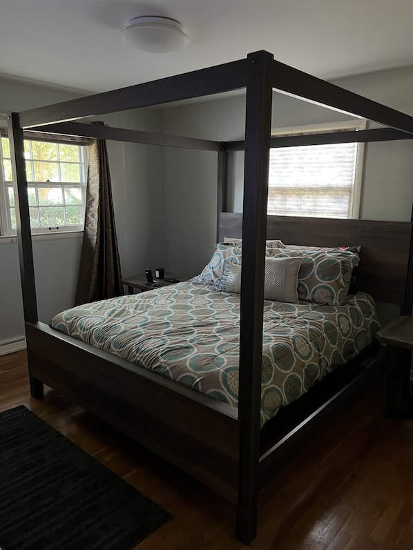 4 bedrooms, iron/ironing board, free WiFi, bed sheets