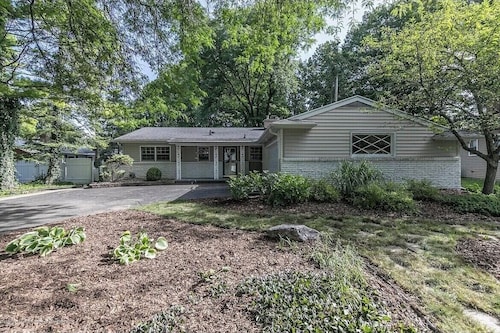 Park-like and sports bar - close to MSU