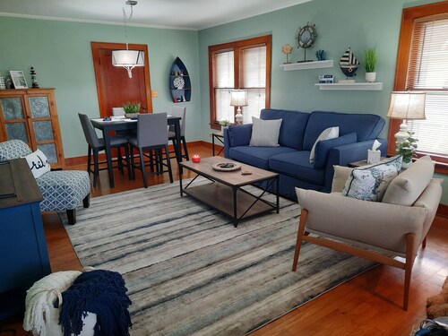 Sleeps 6, + 2 in Basement, Super Clean, Long Driveway, Fenced Yard w/Fire Pit