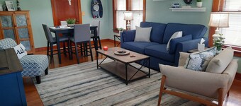 Sleeps 6, + 2 in Basement, Super Clean, Long Driveway, Fenced Yard w/Fire Pit