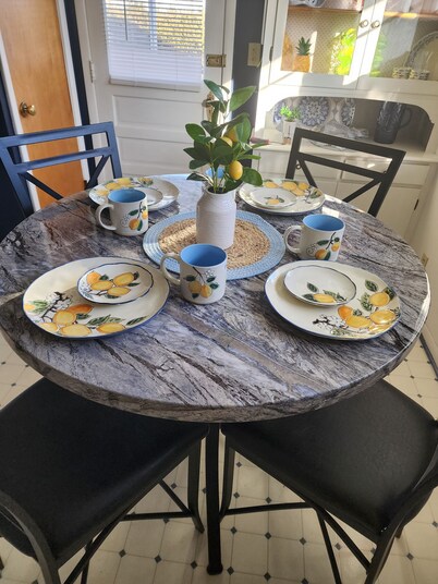 Sleeps 6, + 2 in Basement, Super Clean, Long Driveway, Fenced Yard w/Fire Pit